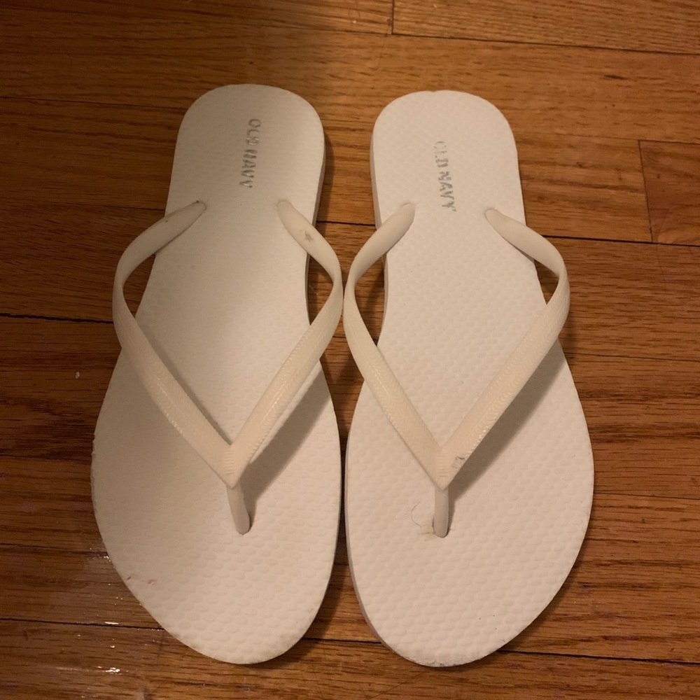 OLD NAVY FLIP FLOPS WHITE